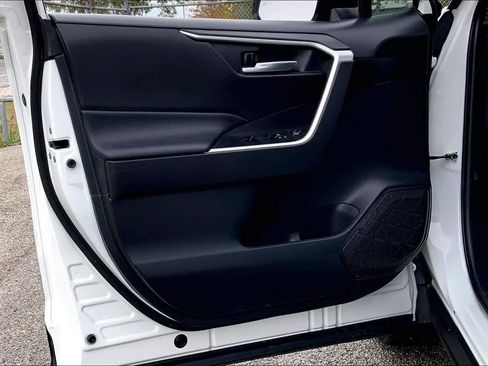 Used 2021 Toyota RAV4 XLE image 20