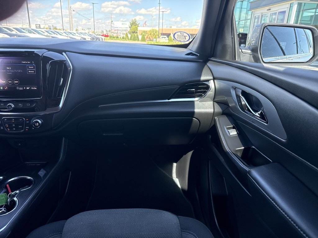 Used 2023 Chevrolet Traverse LT FWD image 17
