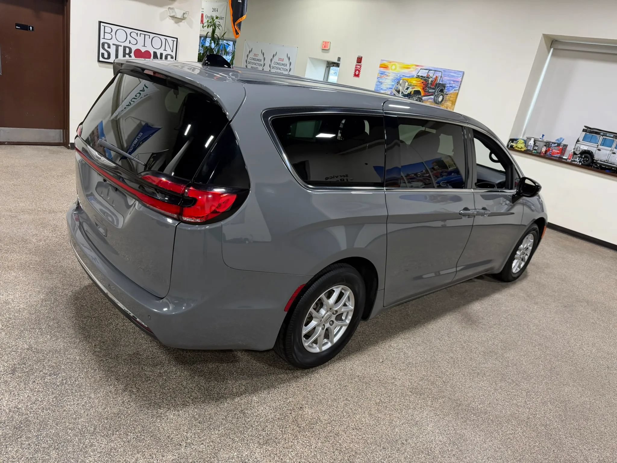 Used 2025 Chrysler Pacifica Select FWD image 15