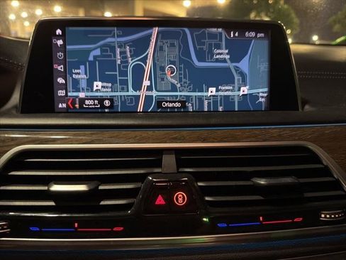 Used 2018 BMW 750i image 11
