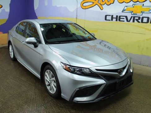 Used 2024 Toyota Camry SE FWD image 2