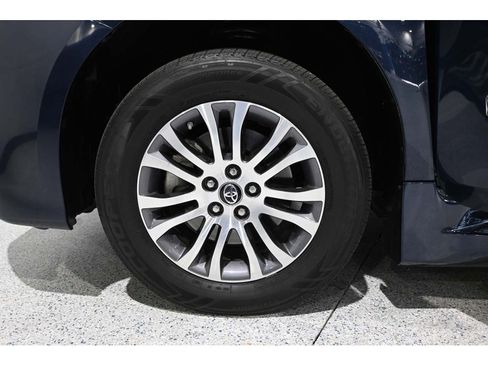 Used 2018 Toyota Sienna XLE Premium FWD image 12