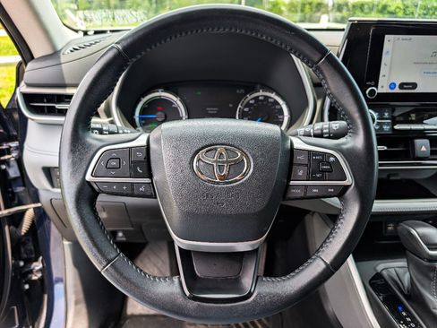 Used 2023 Toyota Highlander XLE AWD/4WD image 23