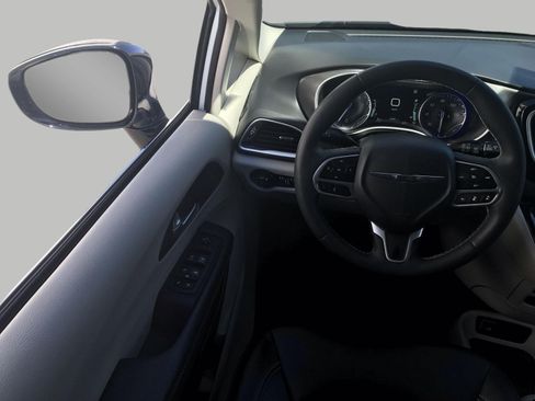 Used 2024 Chrysler Pacifica Touring-L FWD image 5