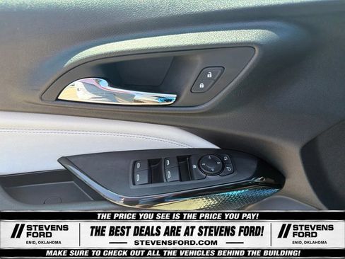 Used 2025 Chevrolet Trax LT FWD image 19