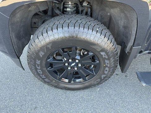 Used 2021 Chevrolet Colorado Z71 w/ Z71 Midnight Edition AWD/4WD image 11
