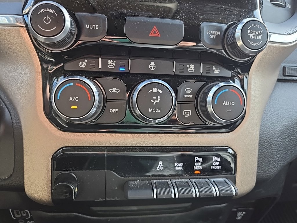 Used 2019 RAM 1500 Laramie AWD/4WD image 23