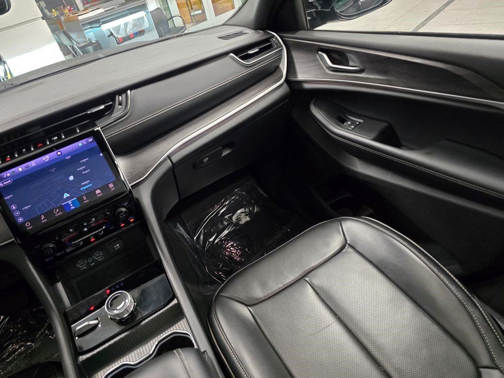 Used 2024 Jeep Grand Cherokee L Limited w/ Luxury Tech Group II AWD/4WD image 42