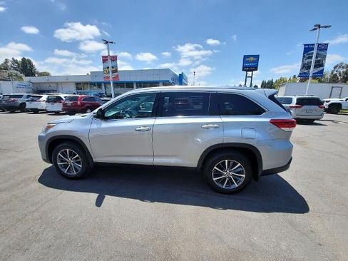 Used 2019 Toyota Highlander XLE FWD image 5