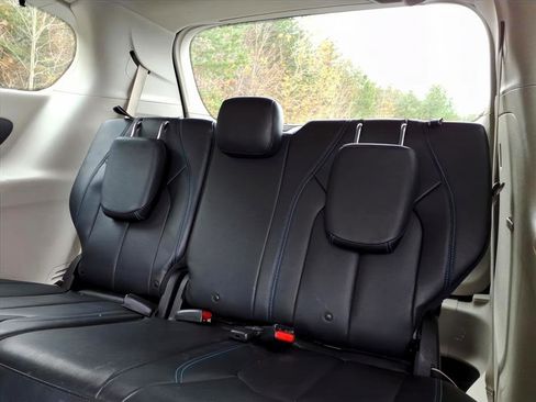 Used 2021 Chrysler Pacifica Touring-L image 14