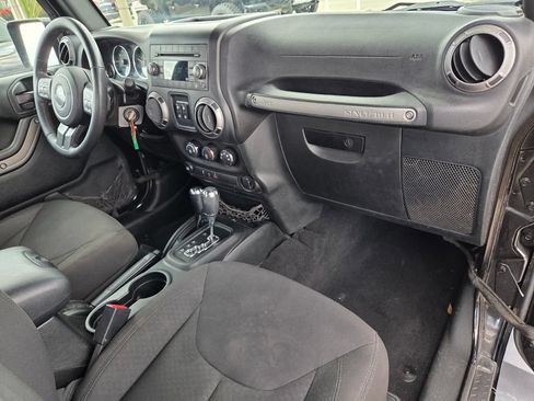 Used 2017 Jeep Wrangler Sport w/ Connectivity Group AWD/4WD image 16