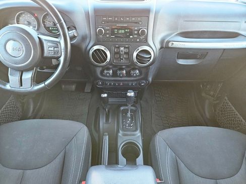 Used 2017 Jeep Wrangler Unlimited Rubicon w/ Cold Weather Group image 12