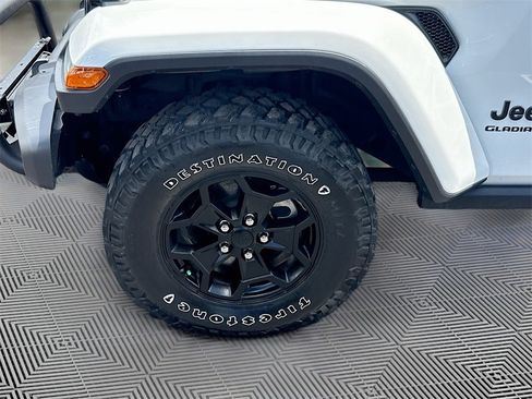Used 2022 Jeep Gladiator Willys image 35
