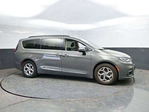 Used 2023 Chrysler Pacifica Limited FWD image 5