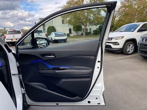 Used 2022 Toyota C-HR XLE image 29