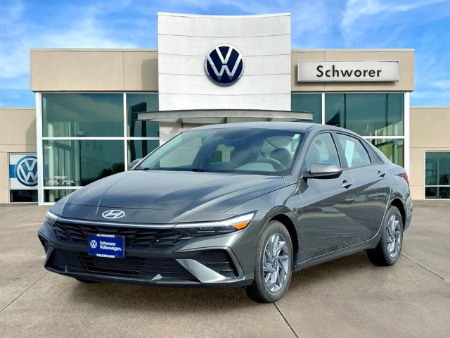Used 2024 Hyundai Elantra SEL FWD image 2