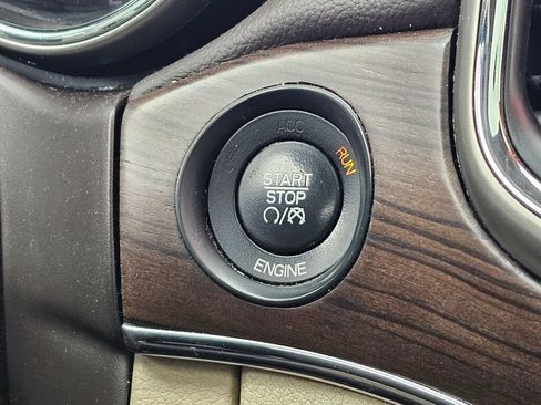 Used 2014 Jeep Grand Cherokee Overland w/ Advanced Technology Group AWD/4WD image 40