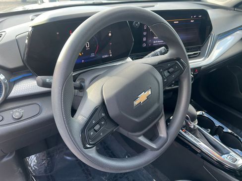 Used 2025 Chevrolet Trax LT image 28