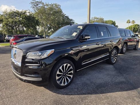 Used 2024 Lincoln Navigator Reserve AWD/4WD image 3