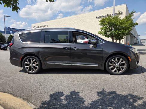 Used 2020 Chrysler Pacifica Limited w/ Tire & Wheel Group FWD image 5