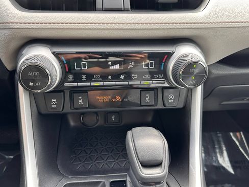 Used 2022 Toyota RAV4 XLE w/ XLE Grade Weather Package AWD/4WD image 38