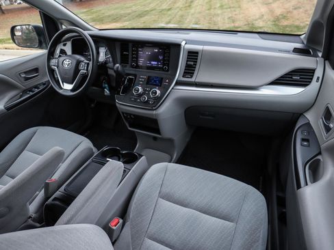 Used 2019 Toyota Sienna LE image 29