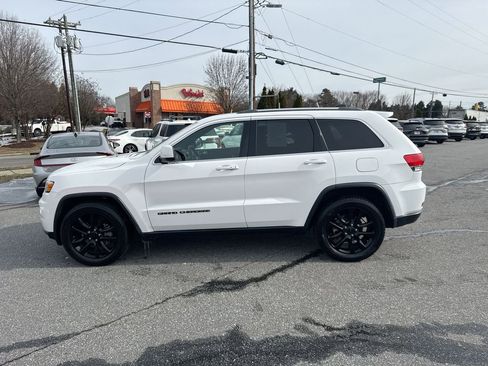 Used 2018 Jeep Grand Cherokee Laredo image 4
