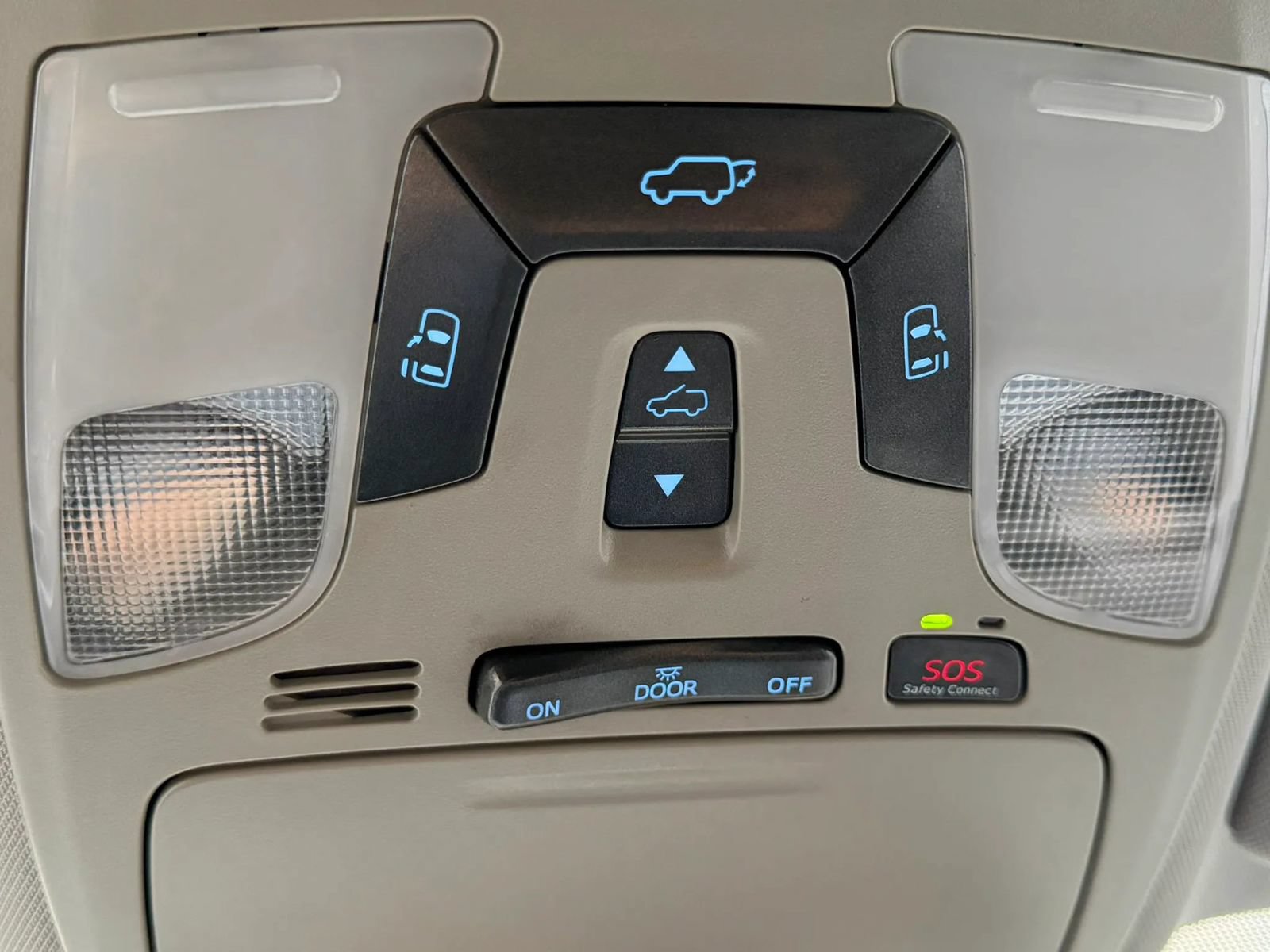 Used 2020 Toyota Sienna XLE w/ XLE Navigation Package FWD image 24