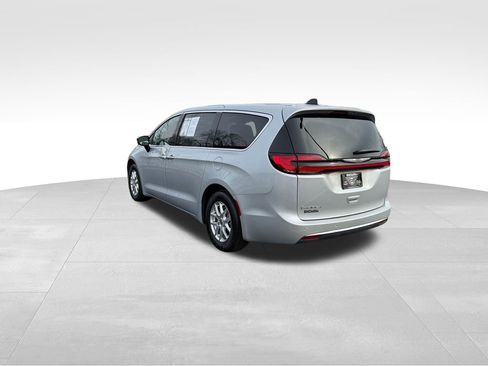 Used 2024 Chrysler Pacifica Touring-L image 5