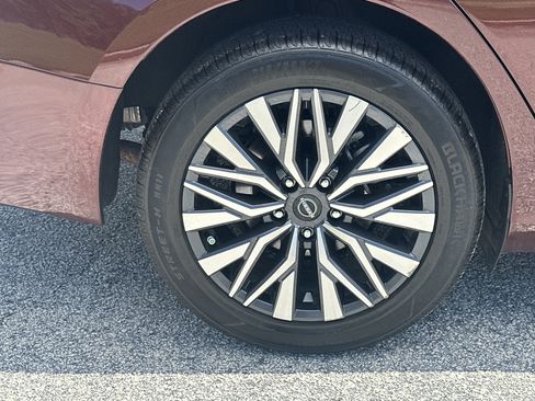 Used 2025 Nissan Altima 2.5 SV FWD image 17