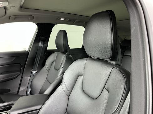 Used 2022 Volvo XC60 B5 Momentum image 18