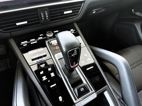 Used 2022 Porsche Cayenne Platinum Edition AWD/4WD image 19