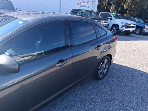 Used 2018 Ford Focus SE w/ SE Appearance Package image 2