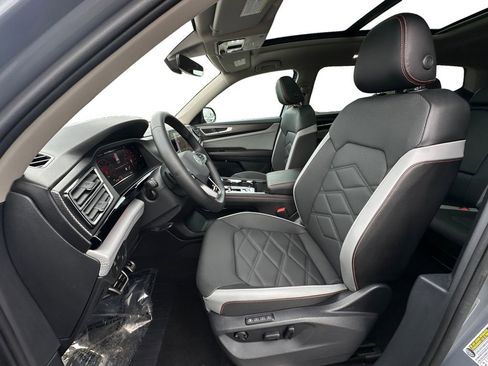 Used 2024 Volkswagen Atlas Peak Edition SEL image 9