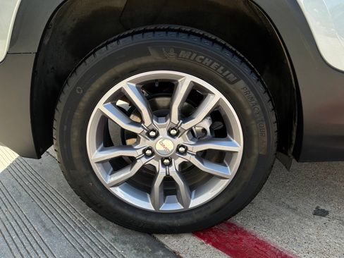 Used 2024 GMC Terrain SLT AWD/4WD image 9