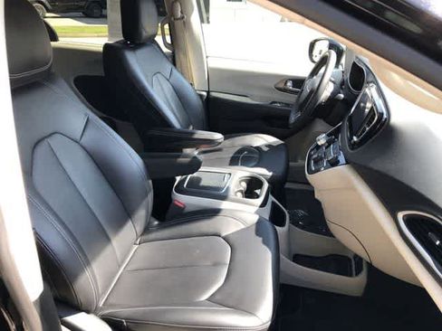 Certified 2024 Chrysler Pacifica Touring-L FWD image 18
