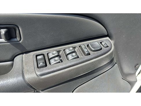 Used 2005 Chevrolet Silverado 2500 LS w/ Heavy-Duty Power Package AWD/4WD image 19
