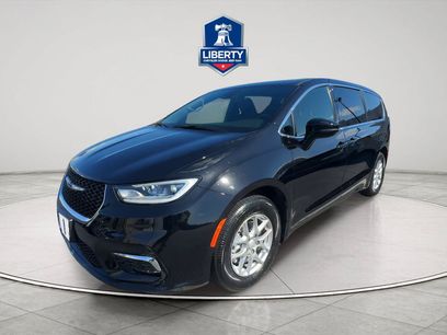 Used 2025 Chrysler Pacifica Select