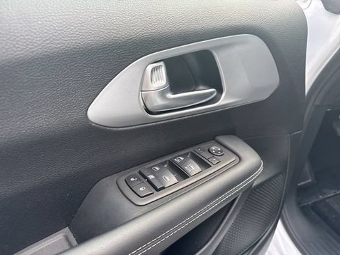 Used 2024 Chrysler Pacifica Touring FWD image 20