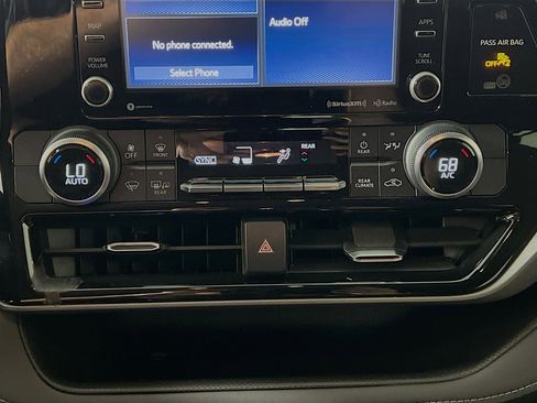 Used 2022 Toyota Highlander LE image 26