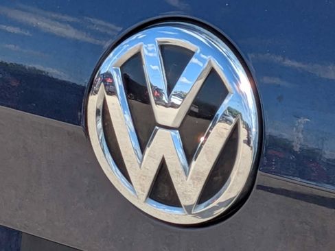 Used 2016 Volkswagen Golf Limited Edition FWD image 11