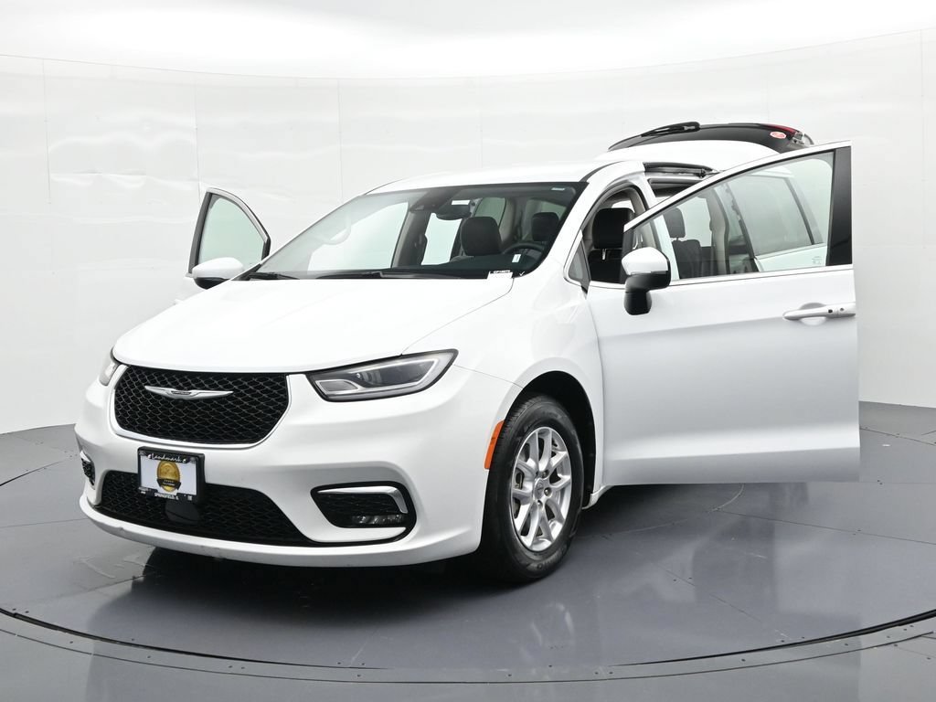 Used 2023 Chrysler Pacifica Touring-L FWD image 32