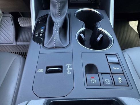 Used 2025 Toyota Highlander XLE image 32