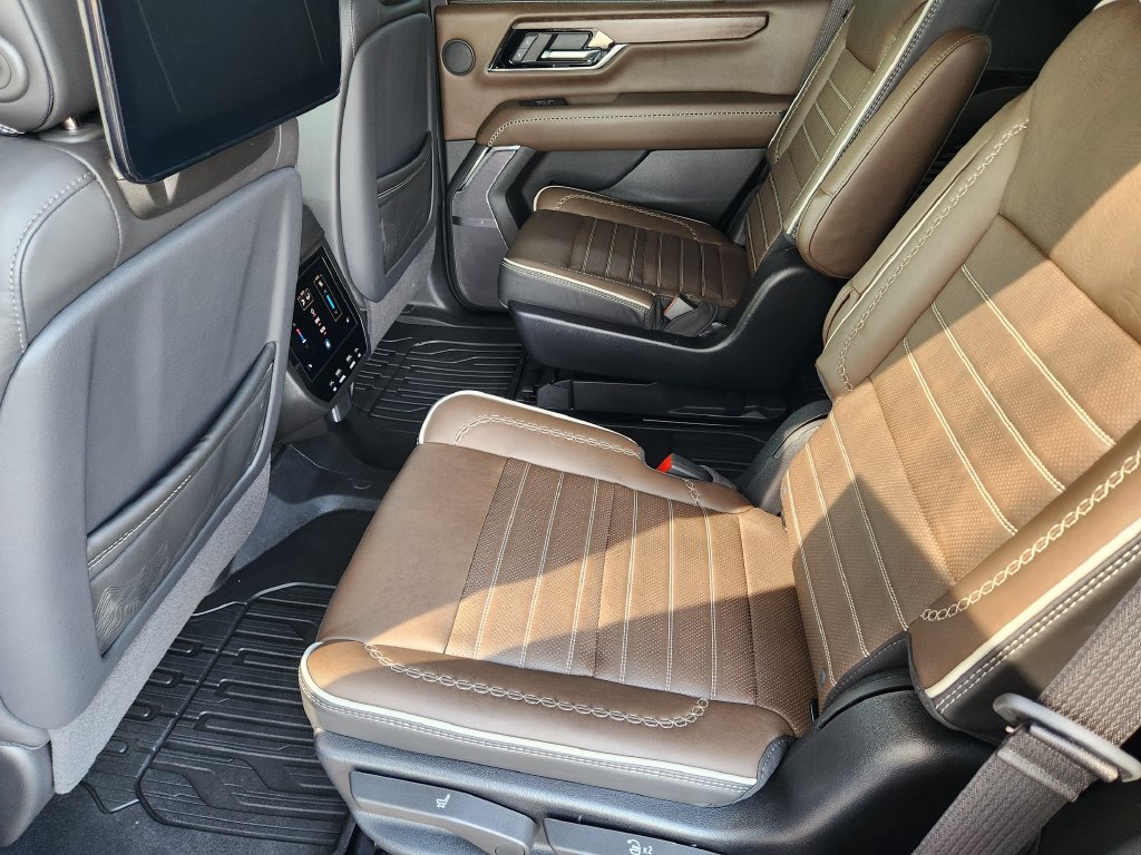 Used 2025 GMC Yukon Denali Ultimate w/ LPO, Floor Liner Package AWD/4WD image 30