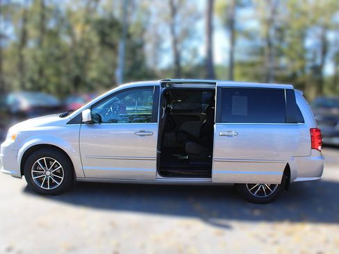 Used 2016 Dodge Grand Caravan SXT image 6