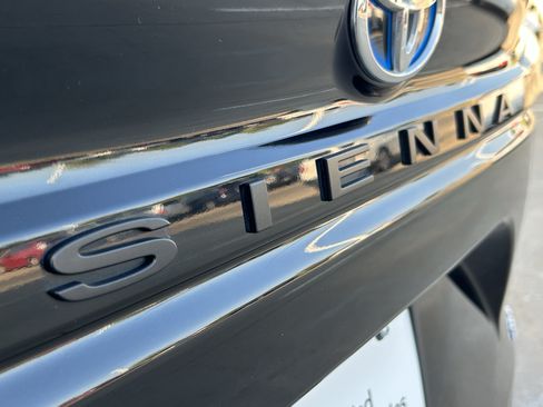 Used 2025 Toyota Sienna XLE FWD image 8