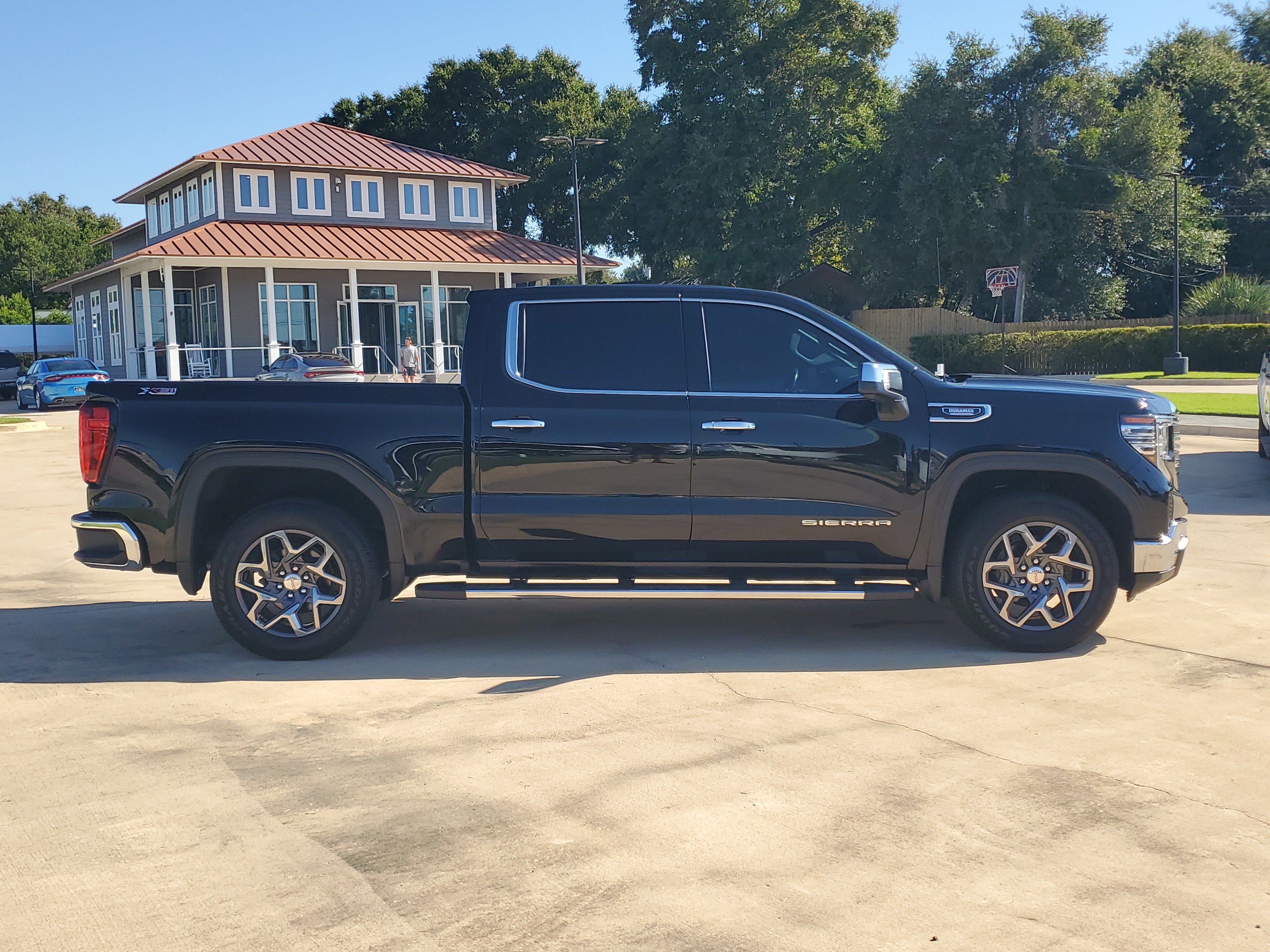 Used 2022 GMC Sierra 1500 SLT w/ SLT Premium Plus Package AWD/4WD image 9