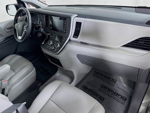 Certified 2020 Toyota Sienna L image 32