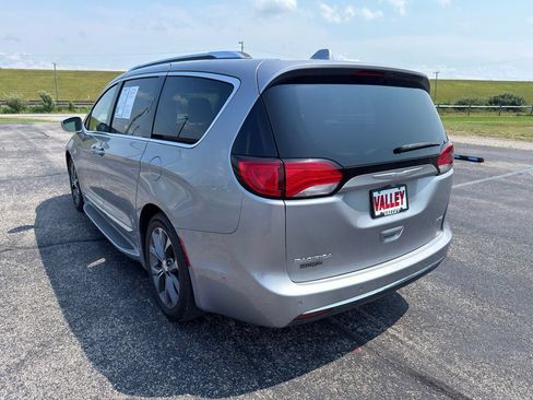 Used 2017 Chrysler Pacifica Limited w/ Advanced Safetytec Group FWD image 9