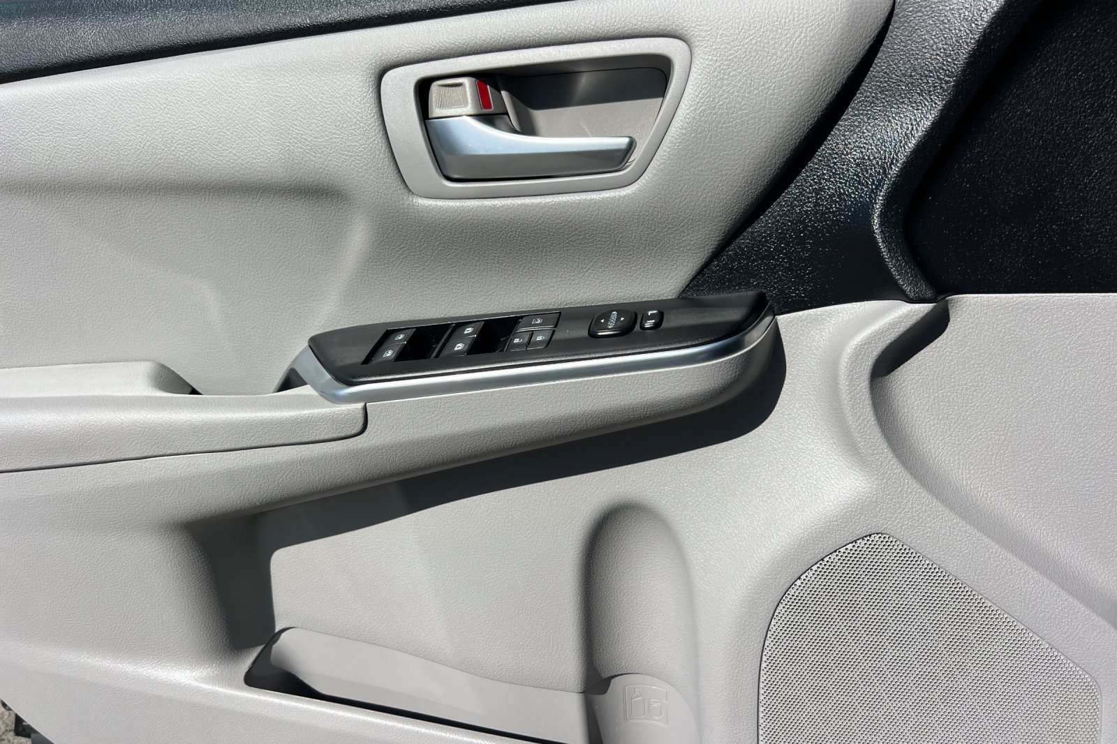 Used 2016 Toyota Camry LE FWD image 11